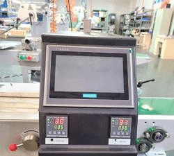 Flow wrapping machine touch screen